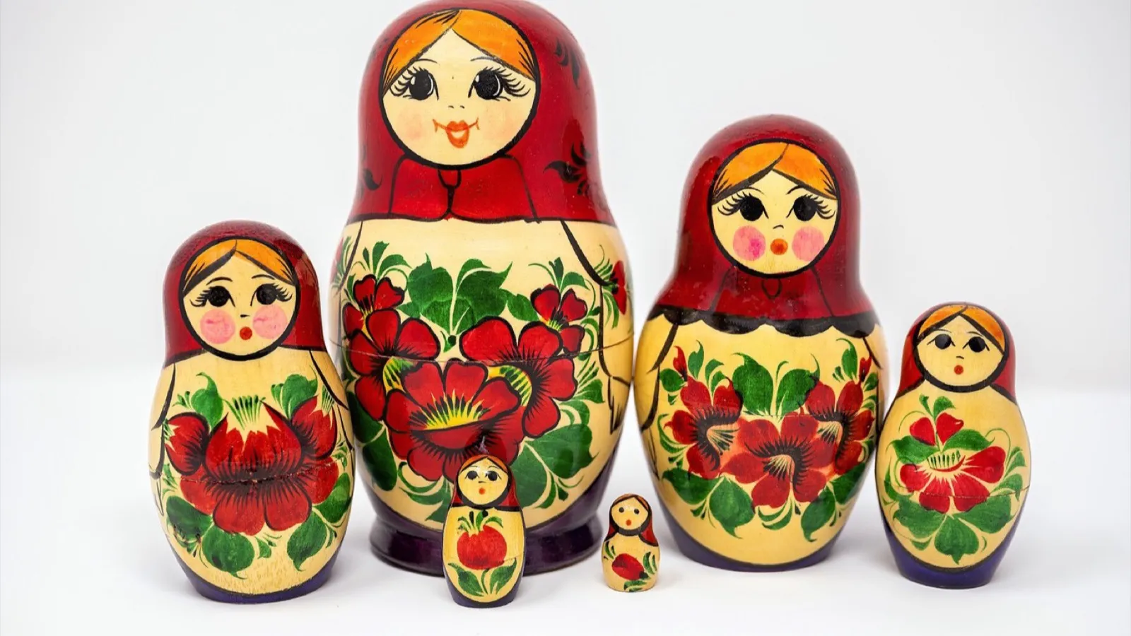 Nesting dolls in three sizes, which is how the game bands work.
