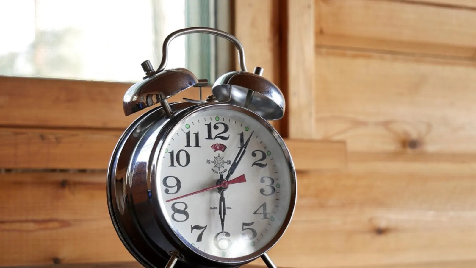 A small clock, measuring out a short working session.