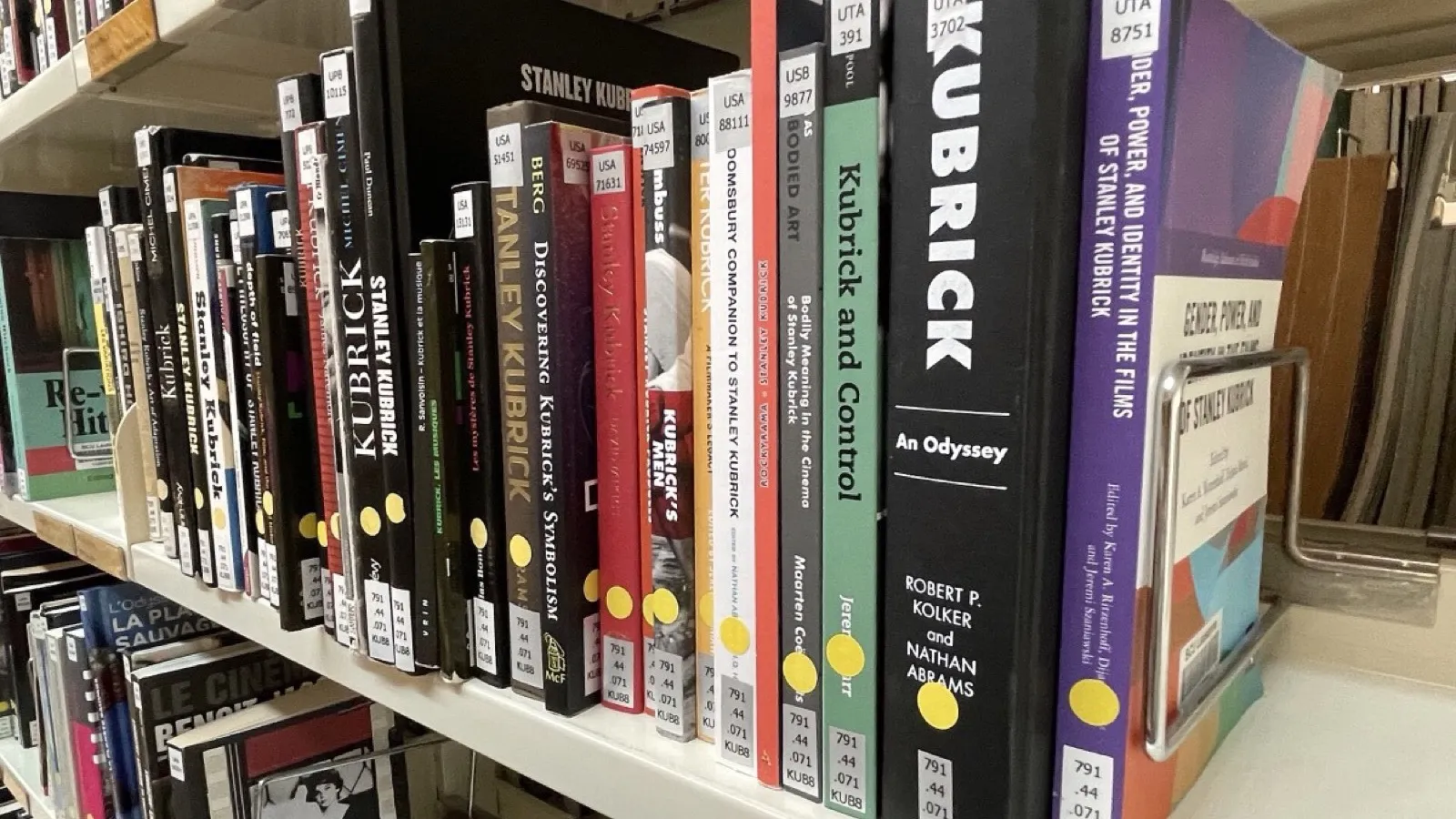 Shelves of books, the kind of quantity that needs four-digit arithmetic to keep track of. Photo: 1904.CC, CC BY 4.0, via Wikimedia Commons.