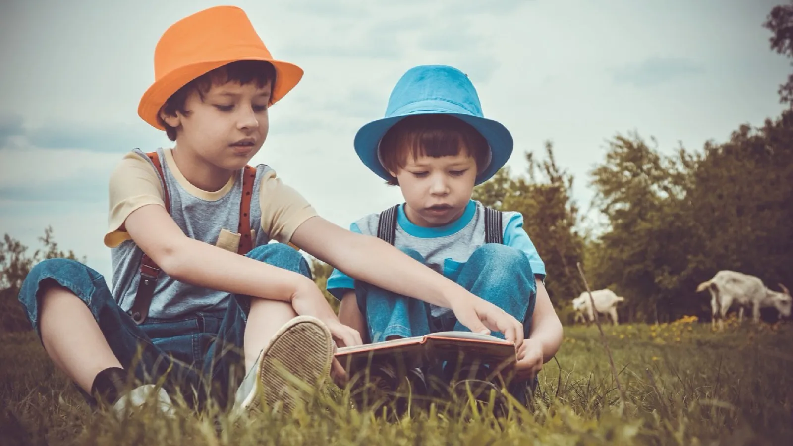 A child reading aloud, which is how you hear whether two words end the same. Photo: Viktoria Borodinova, CC BY-SA 4.0, via Wikimedia Commons.