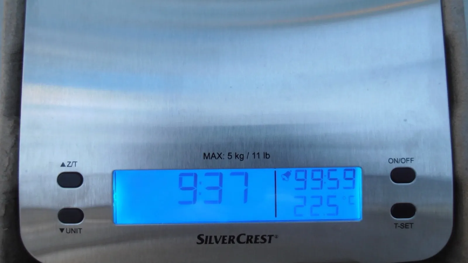 A digital scale showing a reading with a decimal point, where tenths and hundredths matter. Photo: Sarang, Public domain, via Wikimedia Commons.